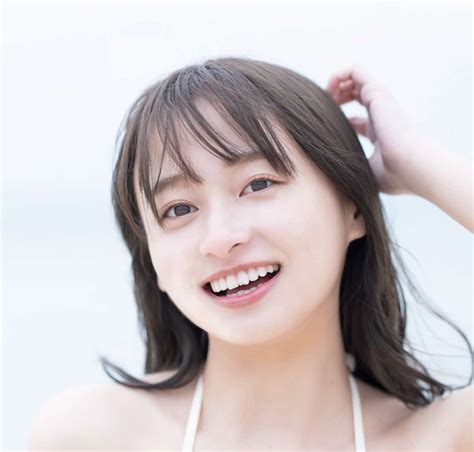 日向坂46影山優佳、初水着姿で透明感溢れる 1st写真集先行カッ。